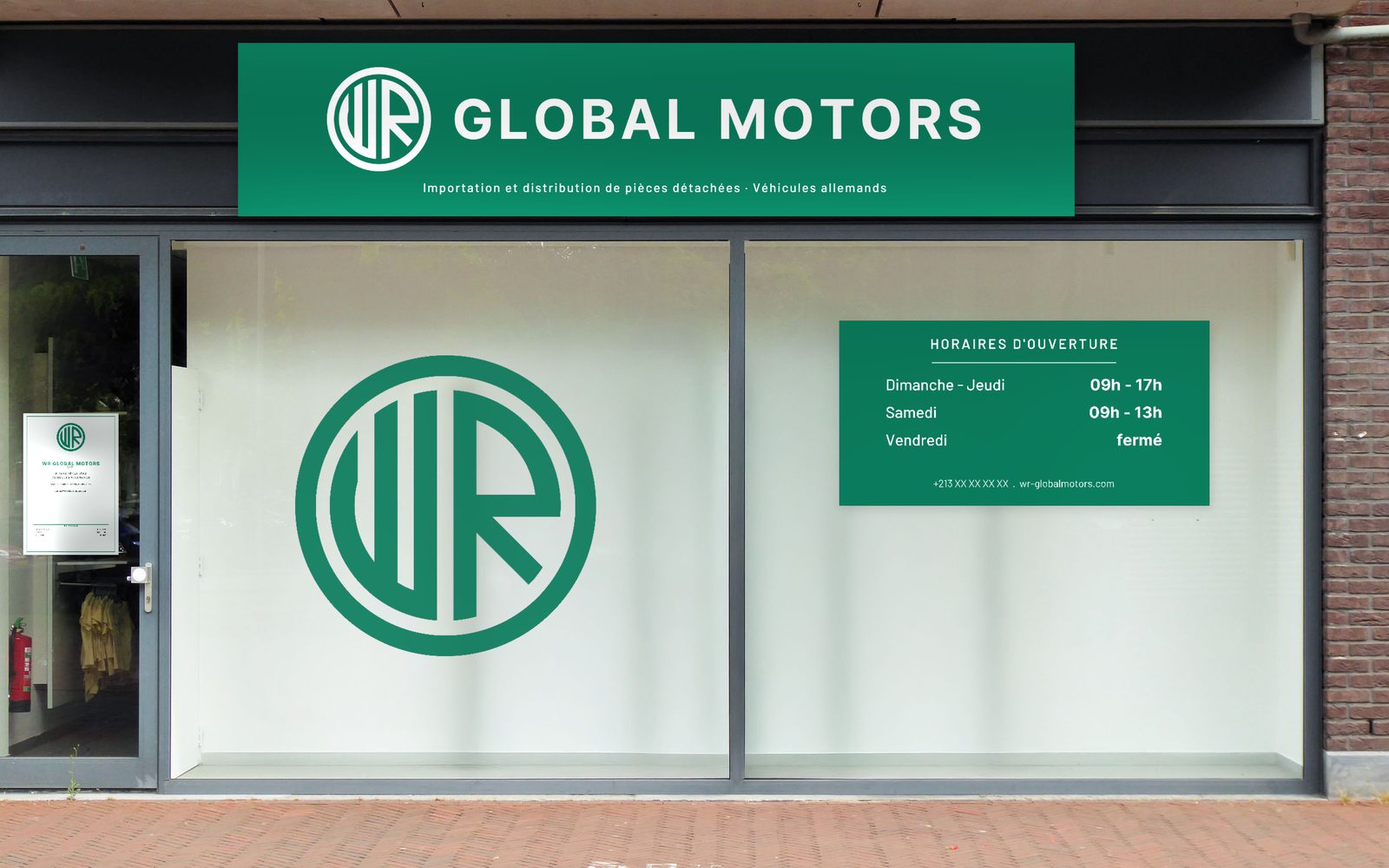 Vitrine avec l'enseigne WR GLOBAL MOTORS, la vitrophanie du symbole et les horaires d'ouverture