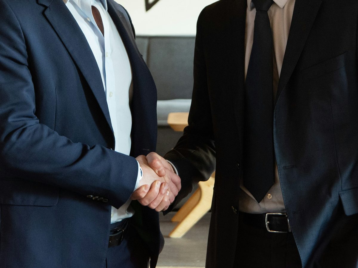 Poignée de main entre deux partenaires commerciaux