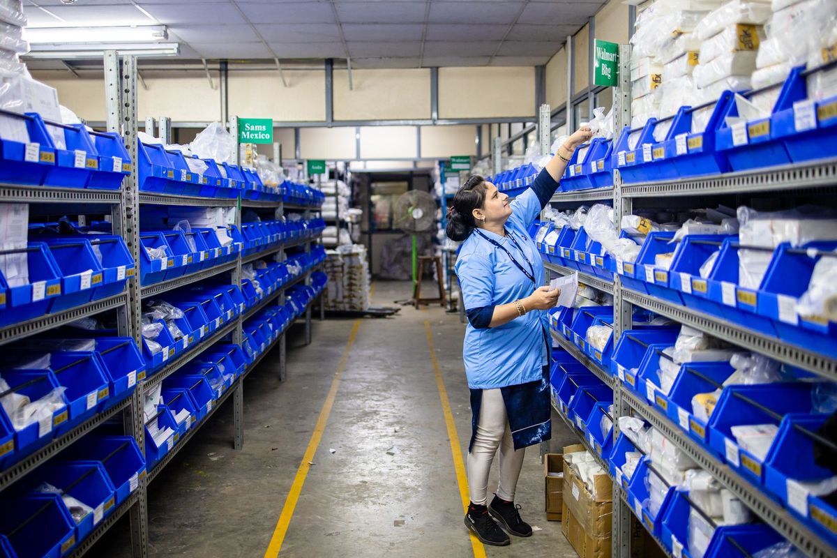 Préparation d'une commande dans des bacs de pièces
