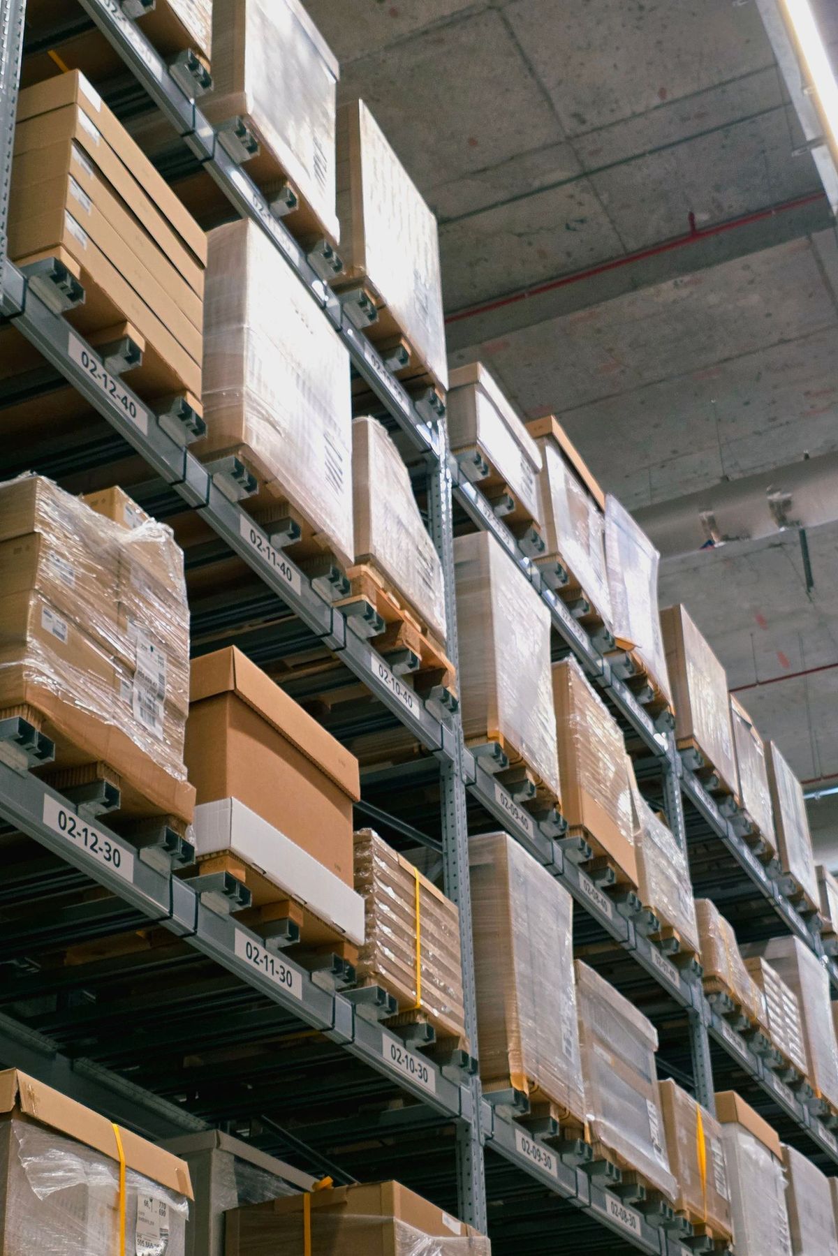 Rayonnages de cartons repérés par emplacement